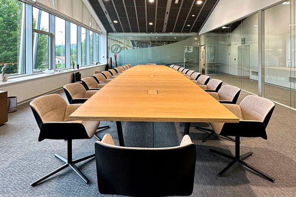 Mesa de reuniones a medida BK. 24 personas