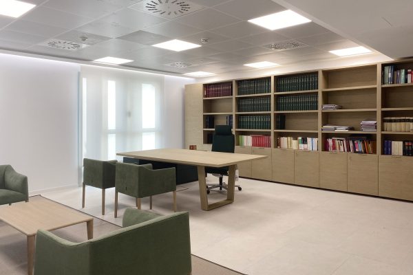 Mesa de dirección a medida W. BK Contract.