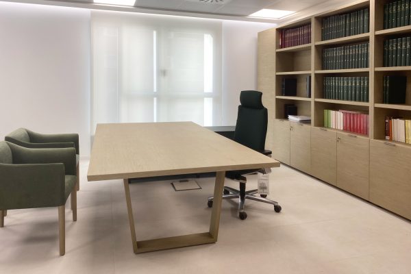 Mesa de dirección a medida W. BK Contract.