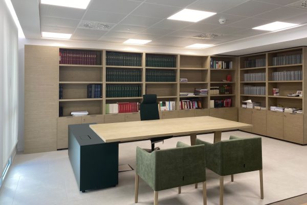 Mesa de dirección a medida W. BK Contract.