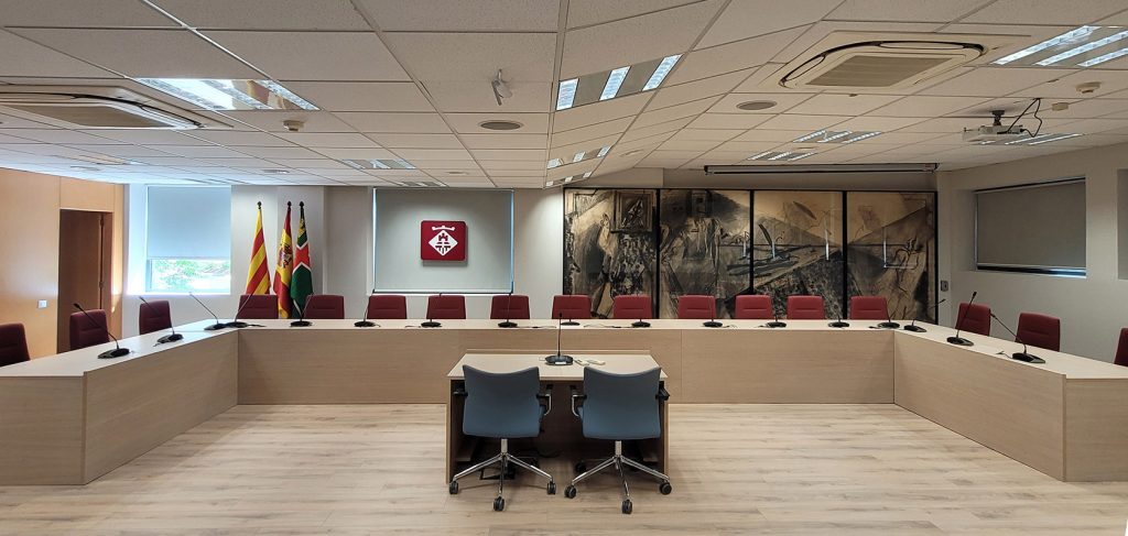 Mesas de reuniones a medida. Mesa de plenos por BK Contract