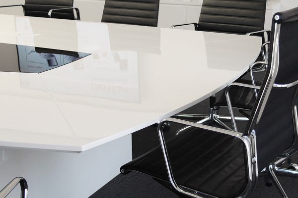 Mesa de reuniones blanca a medida