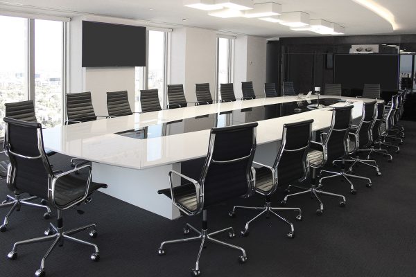 Mesa de reuniones blanca a medida. 22 personas.