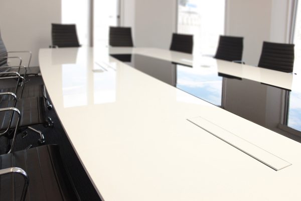 Mesa de reuniones blanca a medida. 22 personas.