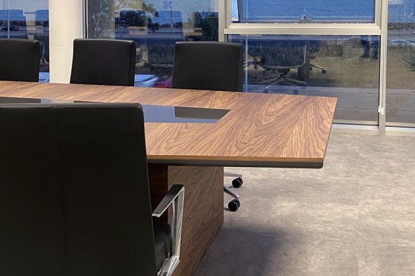 Mesa de reuniones a medida. BK Contract.