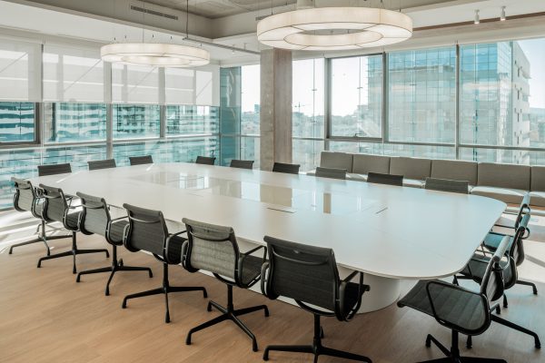 Mesa de reuniones a medida para 18 personas. BK Contract.