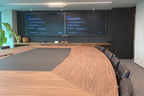 Mesa de reuniones a medida BK. 20 personas.