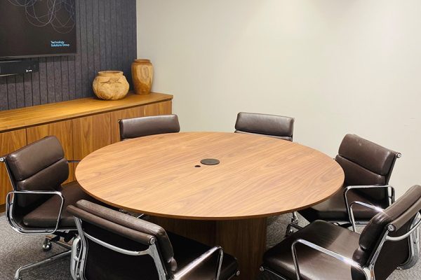 Mesa de reuniones redonda a medida BK